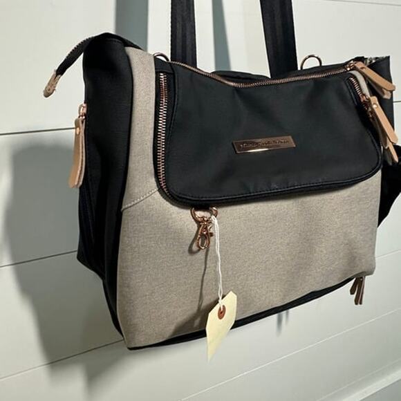 Fashionable Diaper Bag, Petunia Pickle Bottom, Pivot Pack, in Black/Sand NWOT - Picture 8 of 11